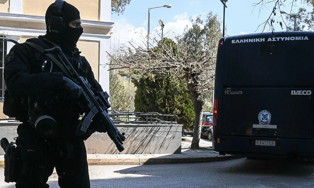 Αντιτρομοκρατική: 9 ποινικοί, αναρχικοί και κρατούμενοι στο μικροσκόπιο για 3 επιθέσεις